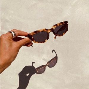 DEZI On Read Sunglasses in Dark Roast/Dark Smoke